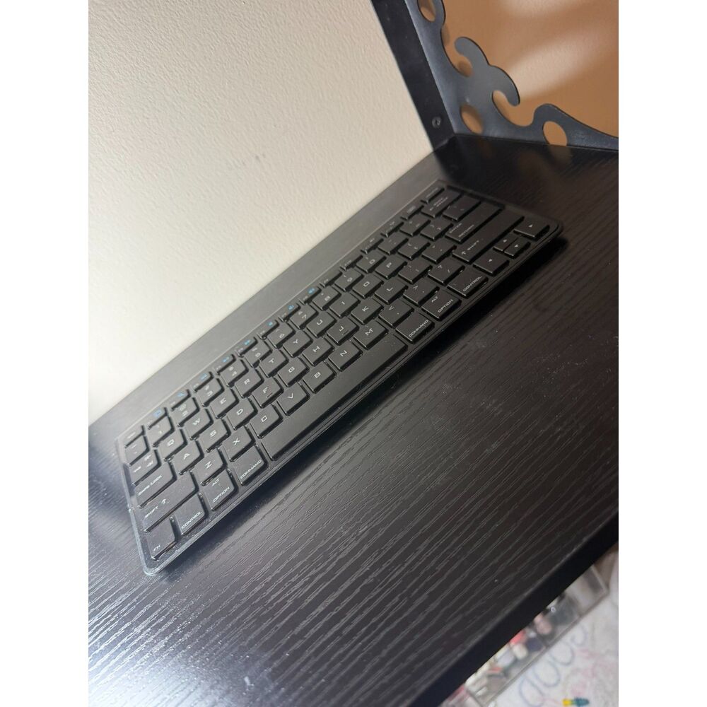 #092 - Amazon Basics Bluetooth Keyboard for Tablets & Mobile Devices - Black